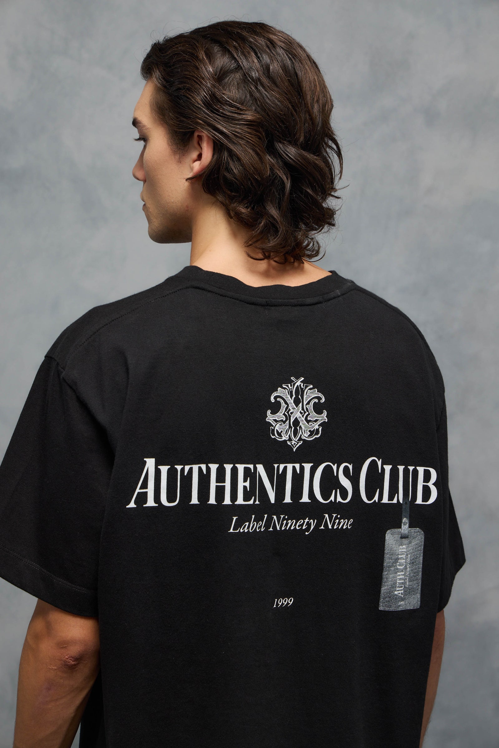 REMERA AUTHENTICS SHIELD                                                                             